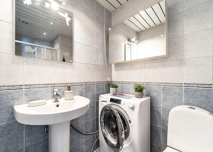 Floor Near Ferry Terminal - Free Parking *