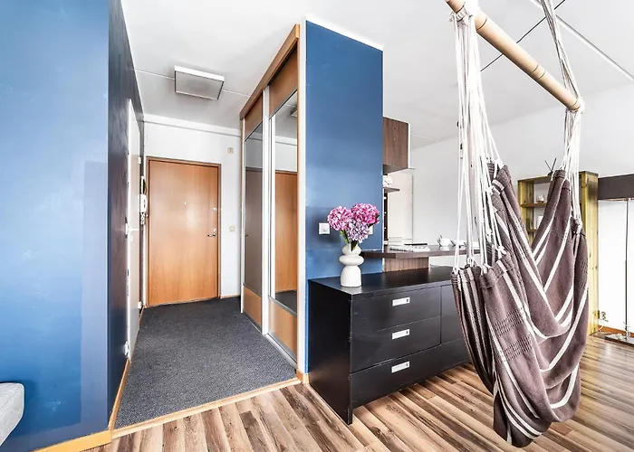 Floor Near Ferry Terminal - Free Parking Apartment *