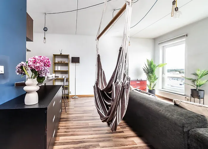 Floor Near Ferry Terminal - Free Parking Apartment *