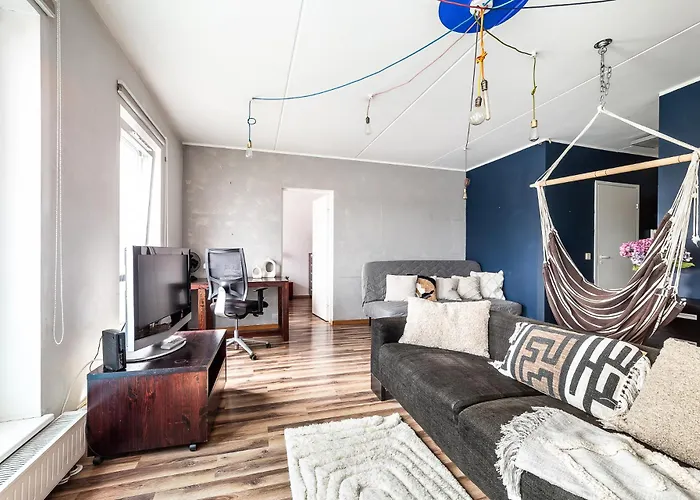 Apartment Floor Near Ferry Terminal - Free Parking *