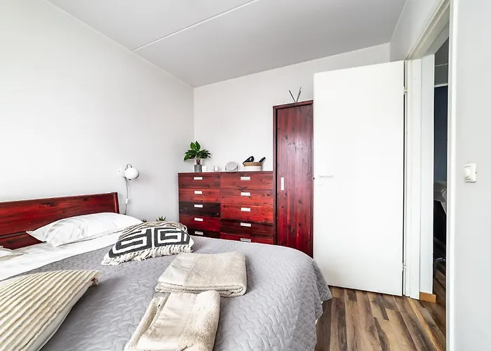 Floor Near Ferry Terminal - Free Parking شقة *