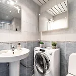 Floor Near Ferry Terminal - Free Parking *